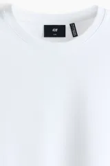 Remera blanca de manga corta de H&M, corte slim fit con cuello redondo ribeteado y bajo recto. Confeccionada con fibra COOLMAX, ligera y transpirable.