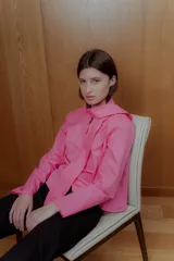 Camisa rosa de popelina de algodón con cuello con lazo y mangas largas.