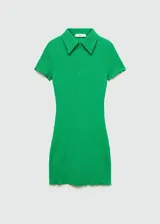 Vestido corto de color verde vibrante con textura arrugada. Presenta cuello polo, cierre frontal con cremallera y mangas cortas con terminación ondulada. Diseño entallado al cuerpo.