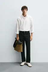 Pantalón de corte recto confeccionado en tejido de algodón con elasticidad. Presenta diseño de cinco bolsillos, cierre frontal con cremallera y botón.
