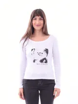 Remera blanca de manga larga con cuello redondo y estampado frontal con la frase "Poise Meets Wilderness".