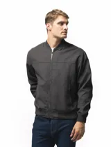 Campera tipo bomber color negro, con cierre frontal completo y dos bolsillos laterales con cierre. Presenta puños y ruedo acanalados.