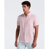 Camisa de hombre color rosado, de lino, con cuello abotonado, manga corta, corte clásico y bolsillo en el pecho.