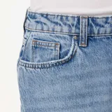 Pantalón jean de corte baggy, tiro medio y diseño amplio de pierna recta en color celeste con efecto deslavado.