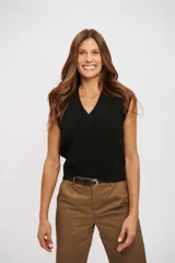 Chaleco de tejido de punto color negro, con cuello en V y diseño trenzado (cable knit).