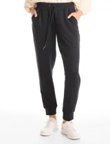 Jogger deportivo de corte holgado, con cintura elástica y lazo de ajuste, bolsillos laterales y puños elásticos en los tobillos.
