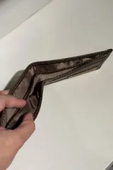 Billetera de cuero de carpincho con diseño bicolor en tonos marrón oscuro y suela, con costuras reforzadas a la vista.