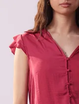 Camisa azul marino de satén, marca Alex & Lili. Cuello con solapa y escote en V. Apertura central con botones y sisas con volados.