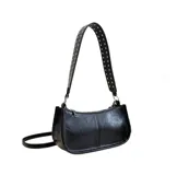 Cartera negra de cuero sintético con asa corta y asa larga.