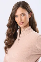 Buzo tejido combinado de color beige, con cuello alto, medio cierre metálico y puños y ruedo acanalados en tono tostado.