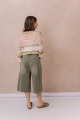 Bermuda de jean tiro alto y pierna ancha, color verde oliva, con diseño de cinco bolsillos, pasadores para cinturón y cierre frontal con botón.