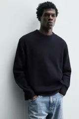 Jersey de punto con corte regular fit, cuello redondo y manga larga. Presenta un diseño de textura acanalada con acabados en rib en puños y bajo.