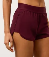 Short deportivo modelo runner con cintura elástica ancha y bajo redondeado. Presenta un diseño holgado y ligero, ideal para actividades físicas.