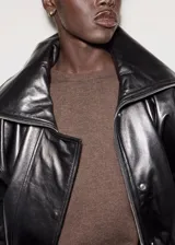 Vestido corto de tejido de punto fino, con cuello redondo, diseño recto y manga larga.