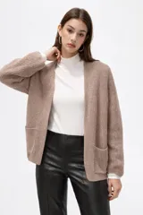 Saco de punto abierto, color rojo, con mangas largas holgadas y diseño de corte amplio.