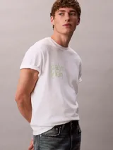 Remera Calvin Klein de algodón color blanco, con cuello redondo, manga corta y logo estampado en el pecho en la parte derecha.