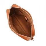 Morral marrón de cuero sintético con correa ajustable, cierre metálico frontal, interior forrado y tamaño apto para notebooks.