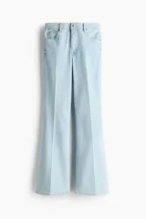 Jean de tiro alto y cinco bolsillos, confeccionado en denim con leve stretch, de corte ajustado en la cadera y diseño acampanado.