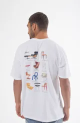 Remera blanca de algodón con estampado de sillas de diseño en la espalda.
