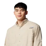 Camisa de manga larga Columbia modelo Tamiami II, color beige, con cuello abotonado, bolsillos frontales con solapa y aberturas de ventilación en la espalda. Confeccionada en tejido técnico ultraligero con protección solar y propiedades de secado rápido.