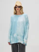 Sweater de tejido de punto con diseño holgado y largo, de manga larga con puños acanalados y aberturas laterales. Presenta un acabado con efecto desteñido.