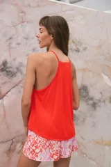 Musculosa de morley elastizado color rojo, con cuello redondo y silueta amplia en corte A.