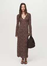 Vestido largo de tejido plisado marrón con estampado floral pequeño, escote en V, manga larga acampanada y diseño evasé.