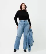 Pantalón de jean corte recto en color azul claro, con aplicación de brillo sutil en las piernas, cintura estructurada, cierre frontal con botón y cremallera, y diseño de cinco bolsillos.