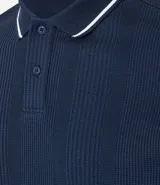 Polo de hombre marca Marfinno, confeccionada en tejido de media malla con textura rayada. Presenta cuello polo con botones y mangas cortas con terminaciones en rib con detalles contrastantes.