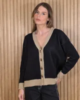 Cardigan de punto color marrón con detalles en tono arena en los bordes de la botonera, cuello en V, dobladillo y puños. Cuenta con cierre frontal de botones.