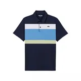 Chomba Lacoste deportiva de manga corta, color azul marino con franjas horizontales en el pecho en blanco, celeste y verde claro. Cuenta con cuello polo, cierre de botones y el clásico logo del cocodrilo bordado en el pecho.