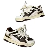 Championes urbanos de diseño robusto, combinando paneles de cuero y eco cuero en tonos marrón y blanco. Presentan cordones gruesos tipo soga, suela de plataforma con textura y detalles de marca grabados en el lateral.