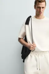 Sudadera de manga corta con corte relajado, confeccionada en tejido interlock de algodón con elasticidad y cuello redondo.