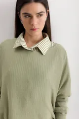 Sweater color beige de tejido de punto con lurex, de corte holgado y mangas largas.