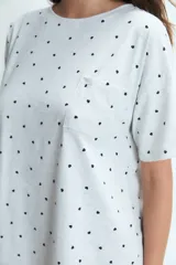 Camisón de algodón con estampado de corazones pequeños, cuello redondo, mangas cortas y bolsillo frontal.