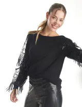 Buzo de tejido negro con mangas largas de microtul transparente, decoradas con bordados de lentejuelas y flecos brillantes. Presenta un diseño elegante con cuello redondo.