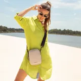 Bandolera de cuero sintético color negro, con doble cierre superior y correa de galón ajustable. Incluye un bolsillo interior de fácil acceso.