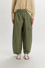 Pantalón cargo de corte amplio y relajado, color verde militar, con cintura elástica y bolsillos laterales con solapa.