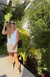 Musculosa tejida en látex metálico, con escote en V tanto en el frente como en la espalda, y detalle deshilachado en el frente.