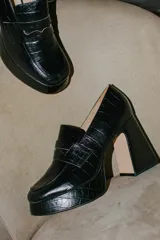 Mocasines color beige con estampado de piel de cocodrilo, plataforma y tacón cuadrado.