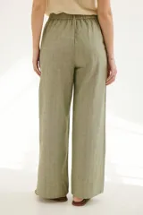 Pantalón de lino azul con finas rayas verticales color beige, corte palazzo y cintura alta.