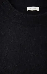 Sweater de punto de corte amplio y textura mullida, con cuello redondo y mangas largas con puños acanalados. Confeccionado en una mezcla de lana y alpaca de alta calidad.