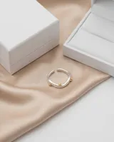 Anillo de plata 925 con diseño ondulado y detalles de pequeñas estrellas con baño de oro.