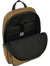 Mochila Tommy Hilfiger color marrón con ribetes negros. Cuenta con un compartimento principal con cierre de doble cremallera, un bolsillo exterior con cremallera, asa superior, correas ajustables y acolchadas, panel de malla acolchado en la parte trasera, funda para portátil incorporada y logo metálico de Tommy Hilfiger en la parte delantera.