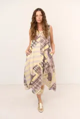 Vestido midi sin mangas con cuello en V, de corte holgado y diseño de parches con rayas verticales y horizontales en tonos verdes, grises y blancos.