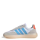 Championes urbanos Adidas Barreda Decode, con diseño inspirado en modelos retro. Presentan un exterior que combina paneles de gamuza gris claro y nylon blanco, con las icónicas tres tiras en color celeste. Incluyen una suela de goma translúcida y detalles en naranja en la lengüeta y el talón.