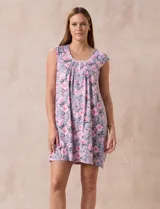 Camisón corto de tejido suave estampado, marca René Rofé. Tiene escote redondo con aplique de puntilla, botones y detalle plisado.