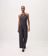 Pantalón sastrero de corte wide leg color gris oscuro, con tiro alto, pinzas delanteras, perneras amplias y cintura estructurada.