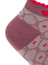 Medias cortas de bambú color marrón y gris, con patrón geométrico de diamantes, detalles en rojo y borde superior con volados.