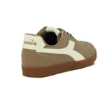 Championes casuales Diadora modelo Bamtelo, color marrón topo con logo lateral en color crema. Tienen cordones a tono y suela de goma color caramelo.